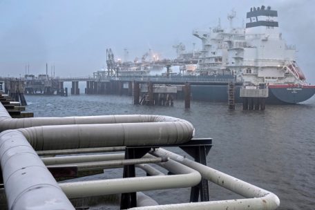 Das Spezialschiff &laquo;H&ouml;egh Esperanza&raquo; liegt w&auml;hrend der Er&ouml;ffnung des LNG-Terminals in Wilhelmshaven vor Anker