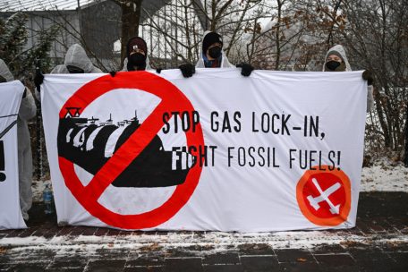 Menschen demonstrieren auf der Zufahrt zum Fl&uuml;ssiggas-Terminal