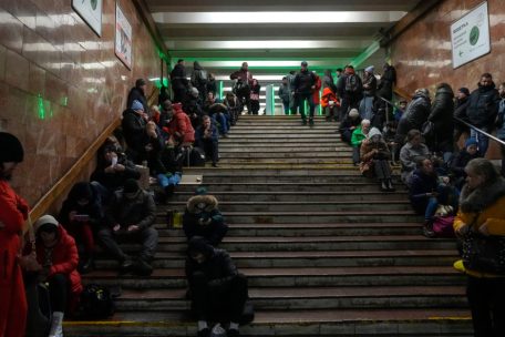 16.12.2022, Ukraine, Kiew: Menschen sitzen auf Treppen in einer U-Bahn-Station, die w&auml;hrend eines Raketenangriffs als Luftschutzbunker genutzt wird