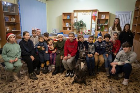 Vom Krieg traumatisierte Kinder posieren f&uuml;r ein Foto mit dem amerikanischen Pitbull-Terrier &bdquo;Bice&ldquo; im Zentrum f&uuml;r soziale und psychologische Rehabilitation in Bojarka bei Kiew, Ukraine