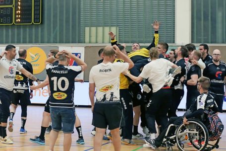 Hugo Figueira wird von seinen Teamkollegen f&uuml;r das Festhalten des Meistertitels 2022 gefeiert