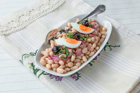 Piyaz ist ein schlichter, frischer Salat aus weißen Bohnen mit Zwiebeln und Petersilie, der mit Olivenöl, Zitronensaft und Sumach aromatisiert wird