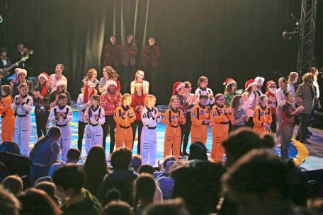 Die K&uuml;nstlerinnen und Akrobatinnen nehmen geb&uuml;hrenden Applaus entgegen