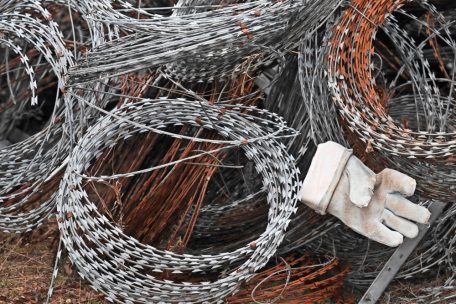  &bdquo;Allein durchk&auml;mpfen&ldquo;: Rasiermesserscharfer Stacheldraht liegt an den Au&szlig;engrenzen der EU