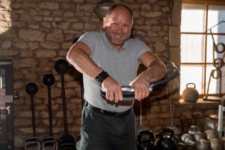 Georges Christen rollt mit blossen H&auml;nden in seiner Trainingsscheune eine handels&uuml;bliche Bratpfanne zusammen