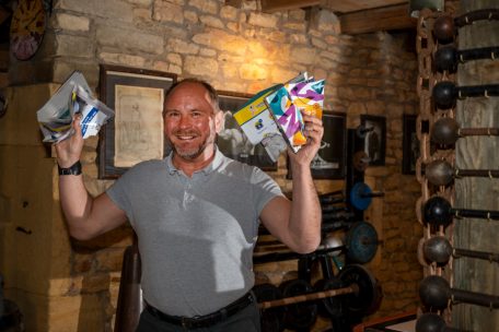 Georges Christen pr&auml;sentiert in seiner Trainingsscheune ein Telefonbuch mit 1250 Seiten, das er zuvor mit blossen H&auml;nden zerrissen hat