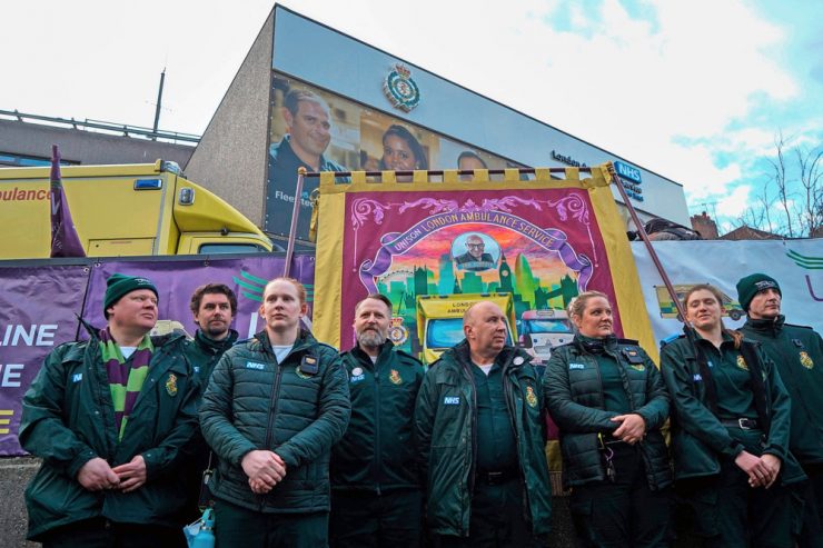 Großbritannien / Kampfsaufen verboten: Streikserie reißt nicht ab, verhärtete Fronten im Gesundheitssystem