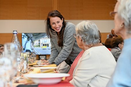 Laura Steil, en „observatrice participante“, pendant un repas dansant organisé par la ville d’Esch-sur-Alzette en faveur de potentiels ancien.ne.s habitué.e.s des dancings de la „Grenz“