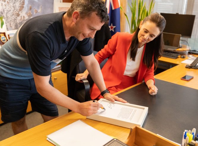 Neuseeland / Beleidigung von Oppositionschef durch Regierungschefin Ardern bringt 100.000 NZ-Dollar