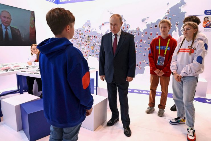 Russland / Wie der Kreml im Bildungssektor antiwestliche Ideologie propagieren lässt