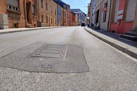 Im Esch (hier Neudorf) klappern die Schachtdeckel noch immer