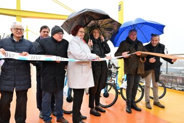 Esch / „Fürs Zentrum überlebenswichtig“: Pudelnasse Politiker eröffnen längste Radbrücke Europas