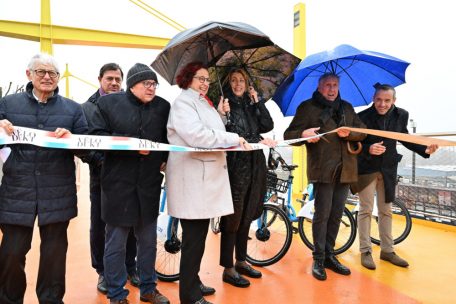 Esch / „Fürs Zentrum überlebenswichtig“: Pudelnasse Politiker eröffnen längste Radbrücke Europas