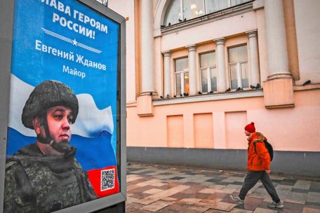 Werbung für das russische Militär im Straßenalltag: „Ruhm für Russlands Helden“ steht auf dem Plakat