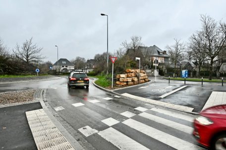 An der Bessemer-Stra&szlig;e endet sie abrupt: die neue Escher Fahrradherrlichkeit. Immerhin aber gibt es ein Schild in Richtung &bdquo;V&euml;lodukt&ldquo;.