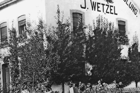 Die Geschichte der Gärtnerei Wetzel beginnt 1900 in einem Gebäude an der avenue John F. Kennedy