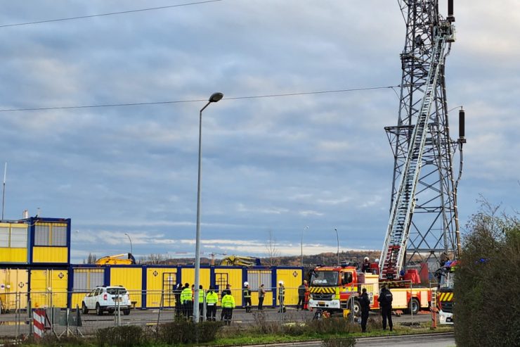 Raemerich / Großeinsatz am Kreisverkehr: Unbekannte klettert auf 80 Meter hohen Masten