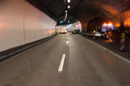 Im Tunnel sieht man die Spuren der mutma&szlig;lichen Geisterfahrt am Donnerstagmorgen