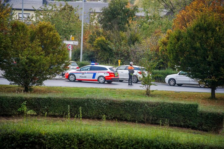 Polizei / Schwerer Verkehrsunfall mit Fußgänger am Kreisverkehr Raemerich