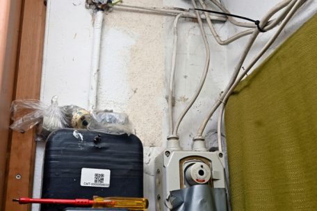 Eine schwarze Stelle an der Wand zeugt von einem Kabelbrand an der mangelhaften Elektrik