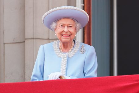 Königin Elizabeth II. beobachtet vom Balkon des Buckingham Palace aus die Geburtstags-Parade Trooping the Colour am ersten von vier Tagen der Feierlichkeiten zum Platinjubiläum der Queen