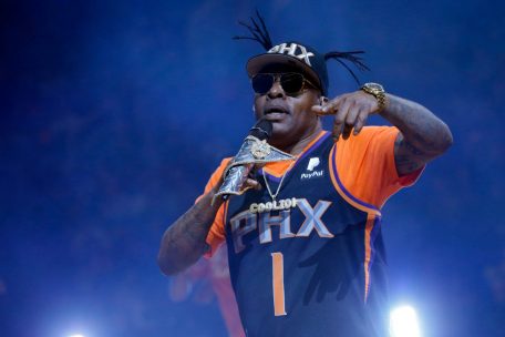 Coolio bei einem Auftritt während der Halbzeitpause eines NBA-Basketballspiels zwischen den Phoenix Suns und den New Orleans Pelicans