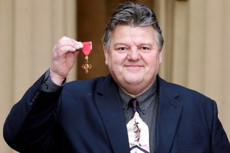 Robbie Coltrane, Schauspieler aus Großbritannien, mit dem Order of the British Empire, der ihm von der Queen im Buckingham Palace verliehen wurde