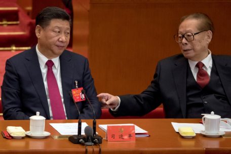 Jiang Zemin (r.), ehemaliger Präsident von China, und Xi Jinping, Präsident von China