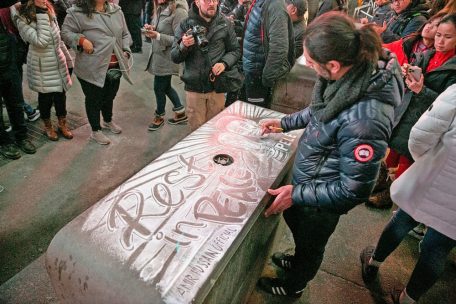 Überall auf der Welt war die Anteilnahme groß: Hier benutzte ein Künstler am Times Square in New York Kochsalz, um eine Hommage an die verstorbene Fußballlegende zu malen