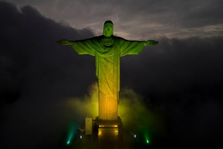 Die Christus-Erlöser-Statue leuchtete am Donnerstagabend in den Farben der brasilianischen Nationalflagge, um Pelé zu ehren