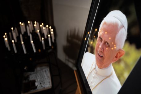 Ein Bild mit dem emeritierten Papst Benedikt XVI. steht im Dom St. Maria, St. Liborius, St. Kilian von Paderborn. 