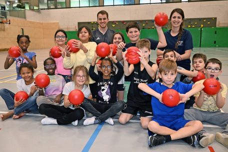 Christopher Benzschawel und Sara Rocha (im Hintergrund) sind beide als Sportkoordinatoren von „elisabeth“ eingestellt worden