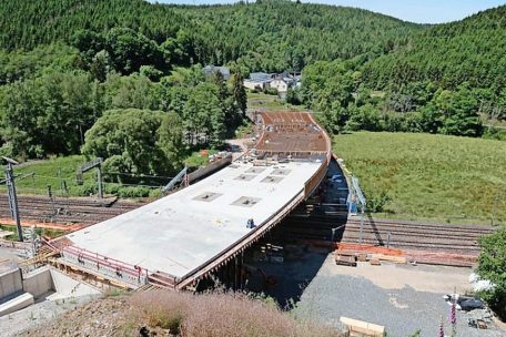 Brücke über die Bahntrasse