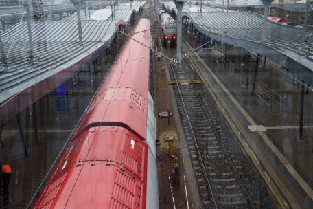 Unfall / Person fällt am städtischen Bahnhof ins Gleisbett