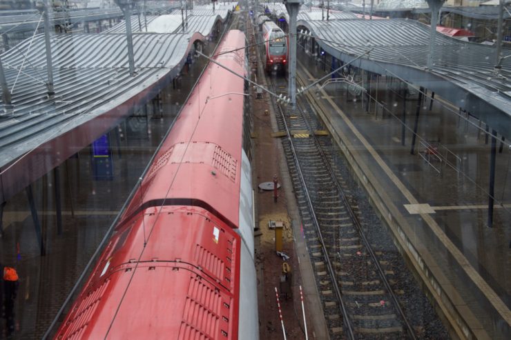 Unfall / Person fällt am städtischen Bahnhof ins Gleisbett