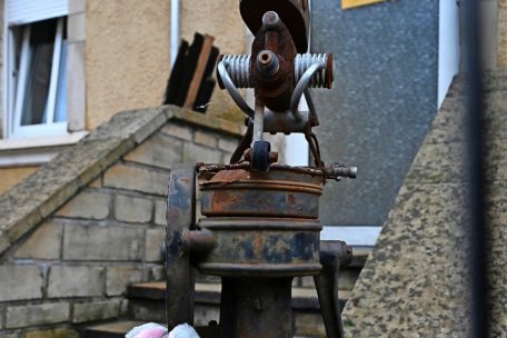 Ein Stofftier vor dem Miethaus erinnert an die Unglücksnacht im Dezember