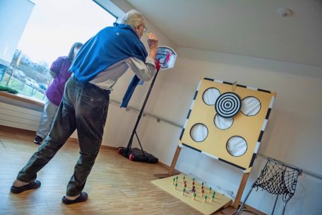 Die Senioren können an vielen Aktivitäten teilnehmen, darunter sportliche Betätigungen und Kochateliers