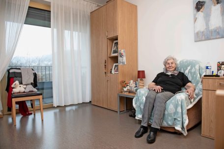 Die älteren Menschen können ihr Zimmer ganz nach ihrem Geschmack einrichten
