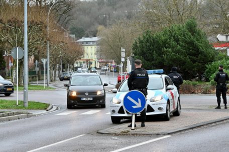 Kriminalität / Großfahndung nach Überfall – Polizisten mit Sturmgewehren durchsuchen Esch nach Täter