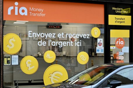 Diebe leeren die Kassen eines Finanzdienstleistungsunternehmens und ergriffen anschlie&szlig;end die Flucht