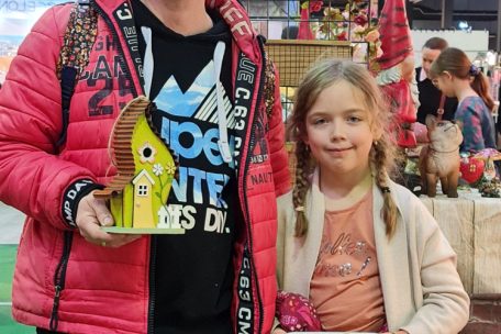 Cyril und Emma mit dem Material f&uuml;rs &bdquo;Zinki-Zauberland&ldquo;