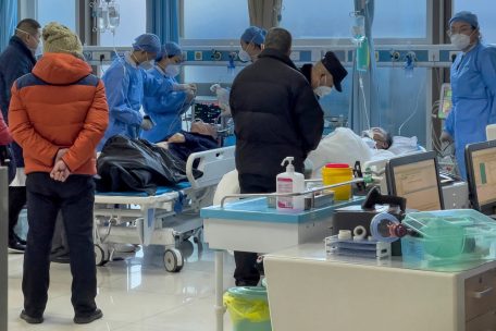 Peking: Medizinisches Personal untersucht einen älteren Patienten in der Notaufnahme eines Krankenhauses. 
