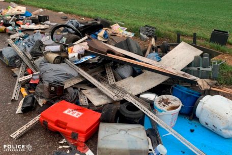 Luxemburg / Schrott, Reifen und Kleidung: Unbekannte nutzen Feldweg als Müllkippe