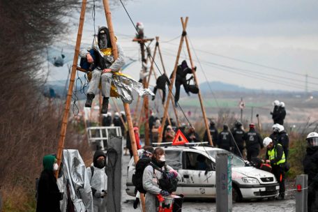 Umweltsch&uuml;tzer sitzen am 11. Januar 2023 auf sogenannten Dreibeinen im Dorf L&uuml;tzerath in Westdeutschland, als die Polizei mit der R&auml;umung von Aktivisten beginnt, die das Dorf vor dem geplanten Abriss eines Kohlebergwerks &bdquo;aktiv verteidigen&ldquo; wollen