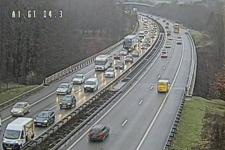 Verkehr / Auf der A1 aus Richtung Deutschland: Kilometerlanger Stau nach Unfällen im Tunnel Howald