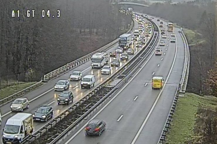 Verkehr / Auf der A1 aus Richtung Deutschland: Kilometerlanger Stau nach Unfällen im Tunnel Howald