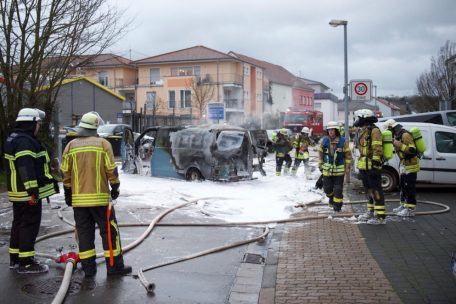 Der Transporter brannte infolge des bewaffneten &Uuml;berfalls aus