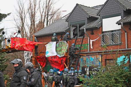 Die Polizei evakuiert am 12. Januar 2023 ein von Umweltschützern besetztes Haus im westdeutschen Dorf Lützerath