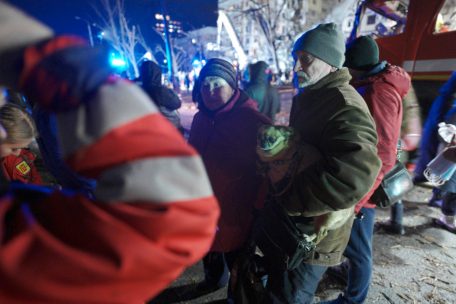 Anwohner werden am 14. Januar in Dnipro aus dem nach einem Raketeneinschlag zerst&ouml;rten Wohngeb&auml;ude evakuiert 