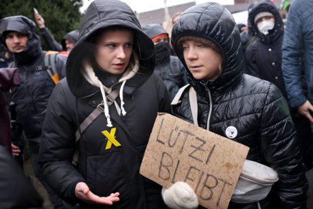 Die Klimaaktivistinnen Luisa Neubauer (l.) und Greta Thunberg nehmen am 14. Januar in Erkelenz an der Demonstration von Klimaaktivisten bei L&uuml;tzerath unter dem Motto &bdquo;R&auml;umung verhindern! F&uuml;r Klimagerechtigkeit&ldquo; teil